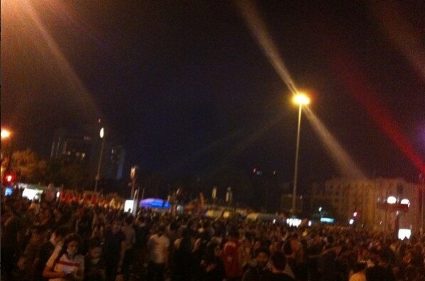 «Βούλιαξε» η πλατεία Ταξίμ από τους διαδηλωτές