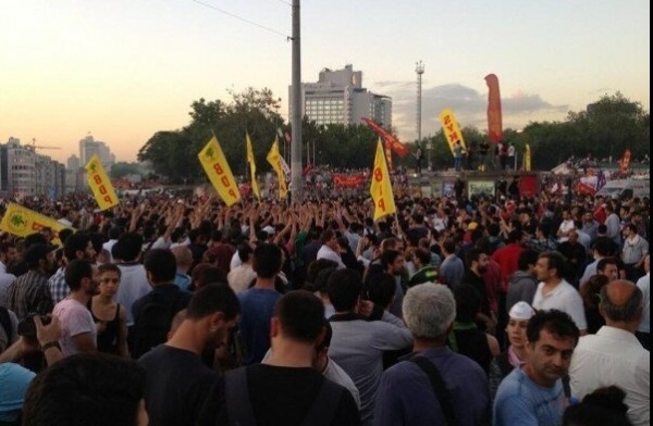 «Βούλιαξε» η πλατεία Ταξίμ από τους διαδηλωτές