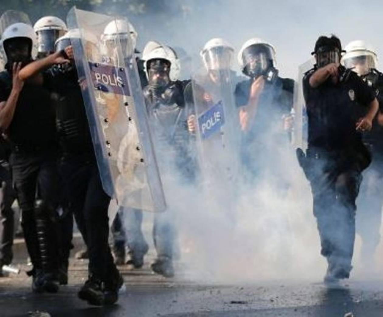 TΩΡΑ: Ρίχνουν δακρυγόνα στους διαδηλωτές στην Τουρκία