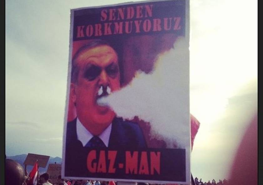 Η φωτογραφία που κάνει τον γύρο του διαδικτύου: Ο Ερντογάν… καπνίζει!