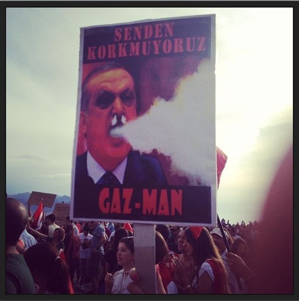 Η φωτογραφία που κάνει τον γύρο του διαδικτύου: Ο Ερντογάν… καπνίζει! 