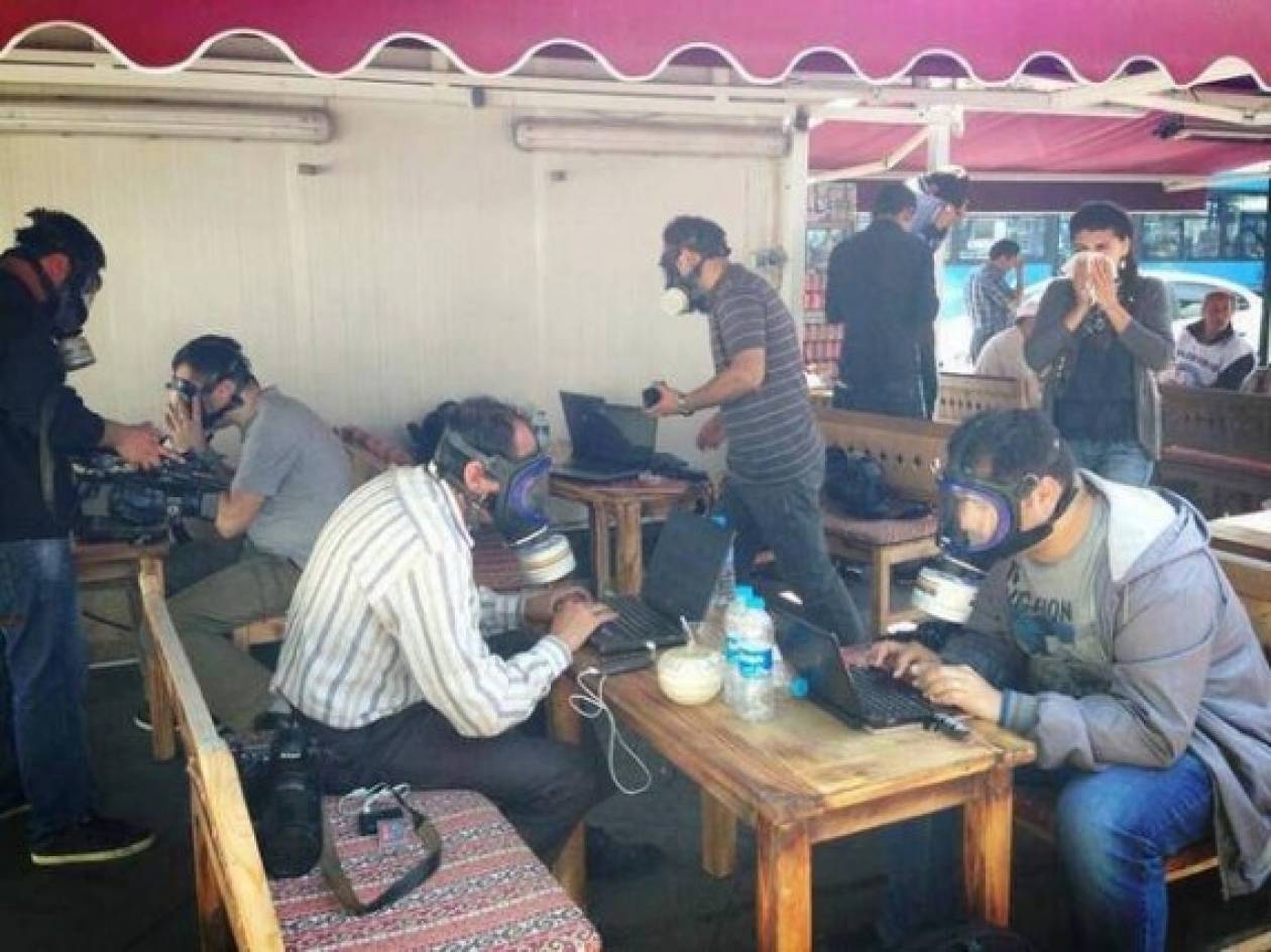 Εικόνα-ΣΟΚ: Δείτε πώς δουλεύουν οι δημοσιογράφοι στην Τουρκία
