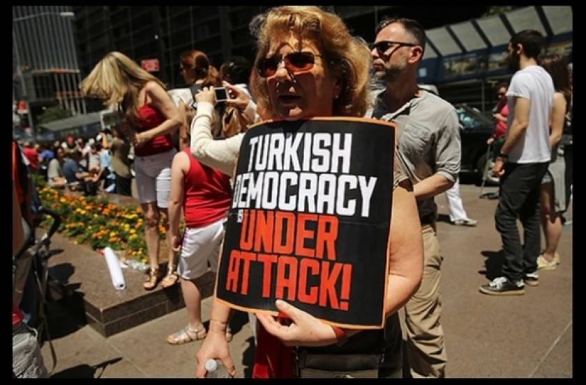 Νέα Υόρκη:Συγκέντρωση κατά του Ερντογάν έξω από το τουρκικό προξενείο