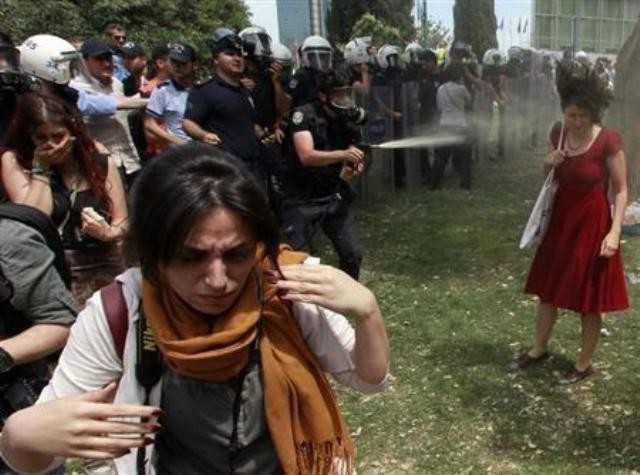 Τουρκία: Δείτε τη «γυναίκα με τα κόκκινα» που έγινε σύμβολο