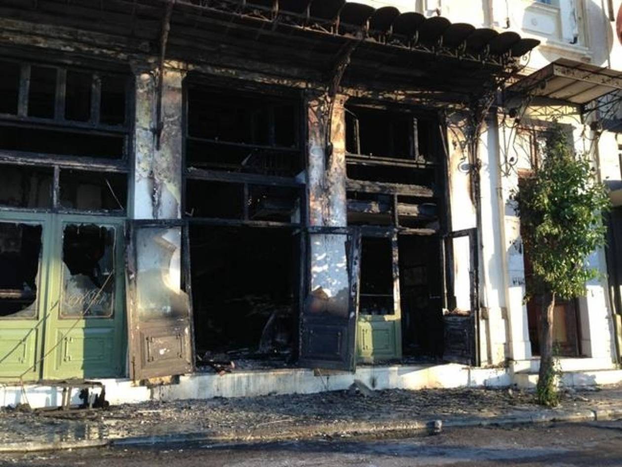 Φωτιά κατέστρεψε ολοσχερώς γνωστό εστιατόριο της Καστέλλας (pics)