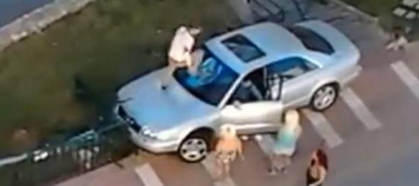Βίντεο: Οδηγός σε κατάσταση αμόκ διαλύει το αυτοκίνητό του