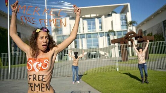 Ακτιβίστριες της Femen έδειξαν τα στήθη τους στην Μέρκελ (pics)