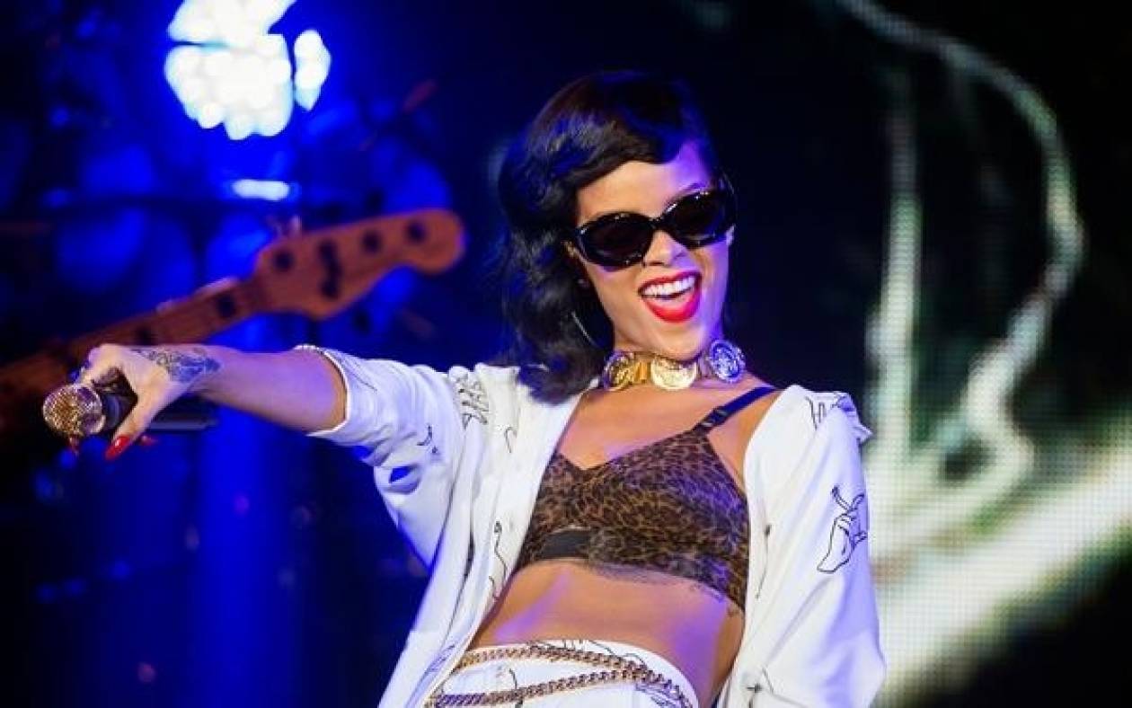 Βίντεο: Η Rihanna... καβάλησε θαυμαστή της πάνω στη σκηνή!