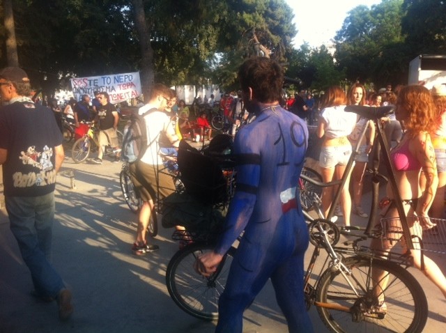 Θεσσαλονίκη: Ποδηλάτες βγήκαν από τα ρούχα τους (pics-vid)