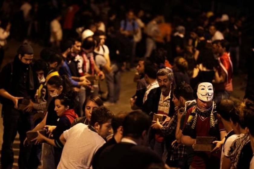 Νέα συγκέντρωση διαδηλωτών στην πλατεία Ταξίμ