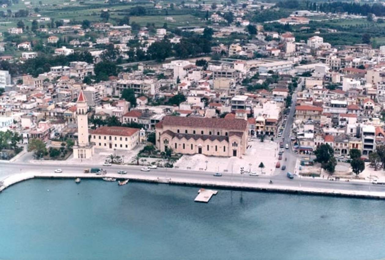Ζάκυνθος: Οι αρχές «ξήλωσαν» παράνομη εξέδρα του δήμου στη θάλασσα