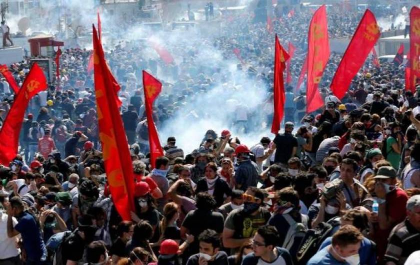 Συνεχίζονται οι συγκρούσεις στην Τουρκία: Μάχες σώμα με σώμα