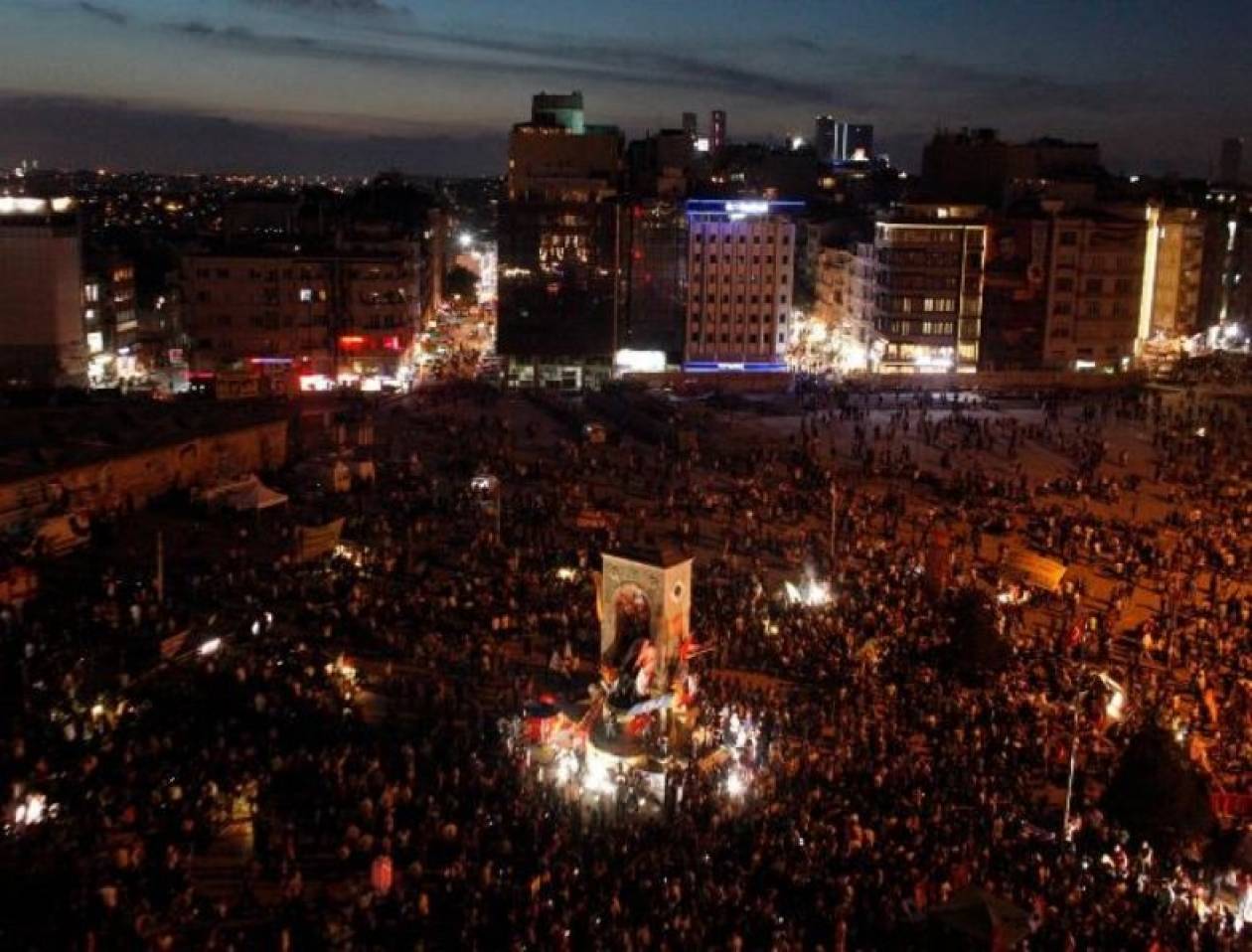 Τουρκία: Γέμισε ασφυκτικά η πλατεία Ταξίμ (pics)