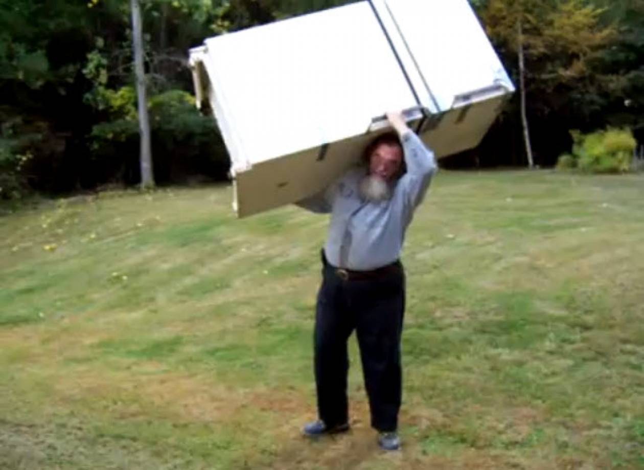 Βίντεο: 51χρονος σηκώνει ψυγείο σαν πούπουλο!