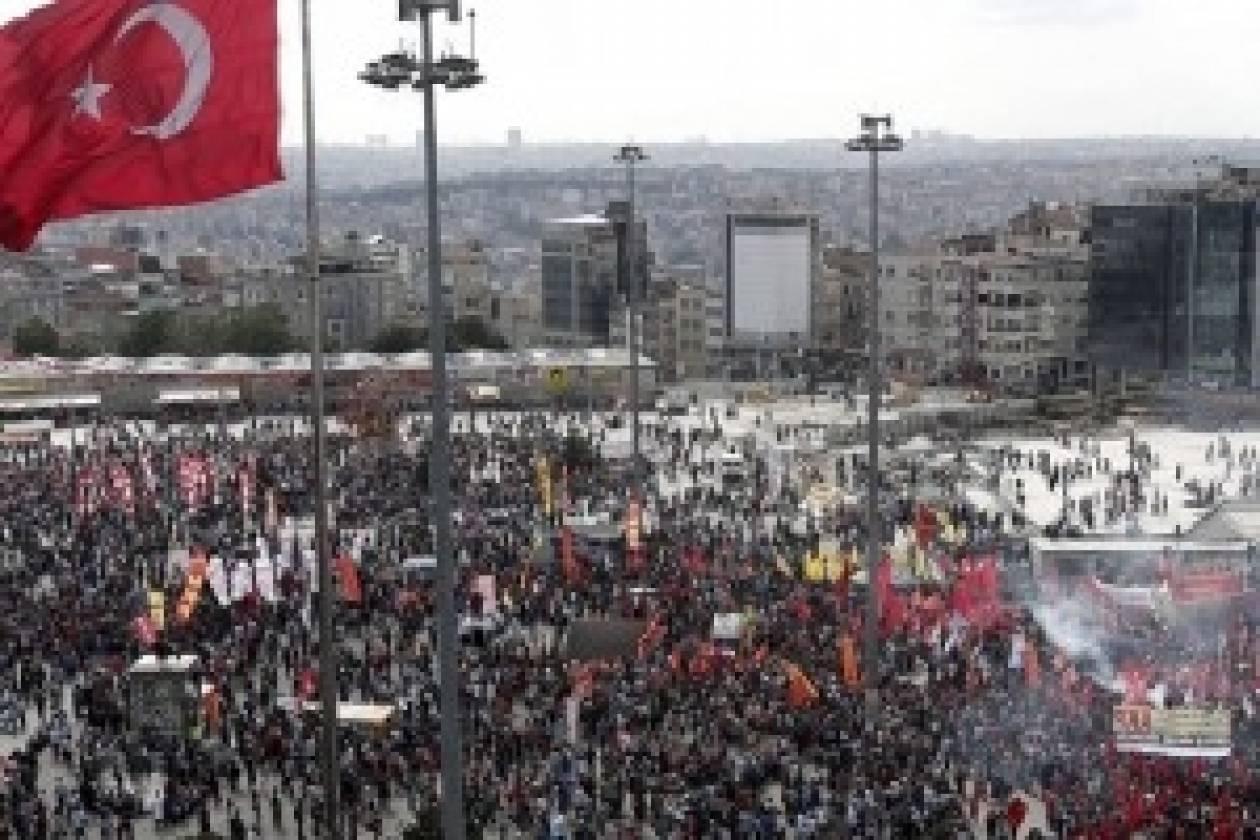 «Δεν φεύγουμε», απαντούν οι διαδηλωτές στον Ερντογάν