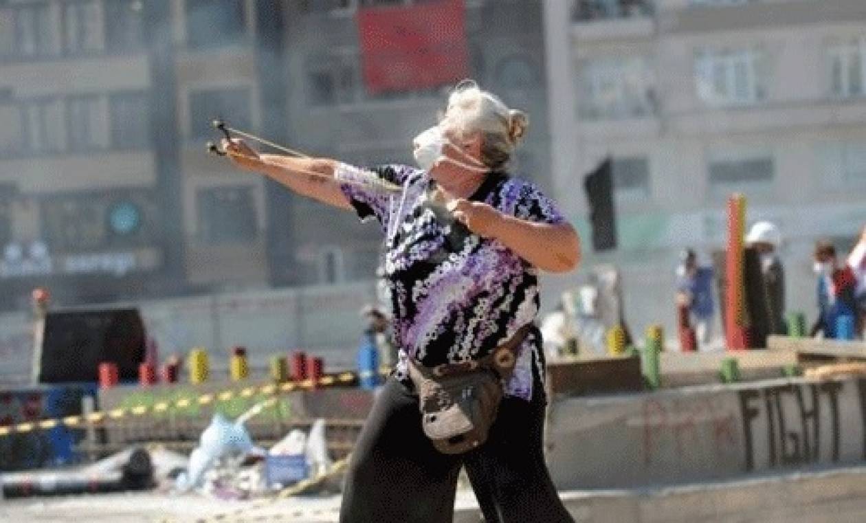 Τουρκία - Απίστευτη ΦΩΤΟ: Ηλικιωμένη επιτίθεται με σφεντόνα στα ΜΑΤ!