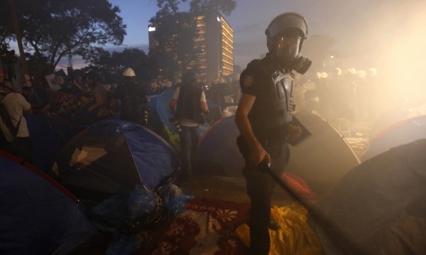Βίντεο - ΣΟΚ: Υδροφόρα παρέσυρε διαδηλωτή στην πλατεία Ταξίμ (pics)!