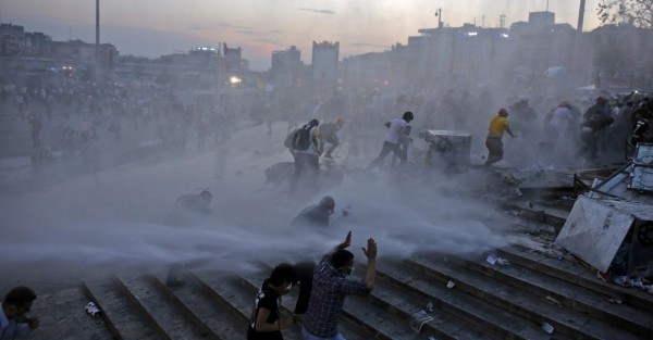Ταξίμ: Ωμή βία από την αστυνομία – Συνεχίζονται οι διαδηλώσεις