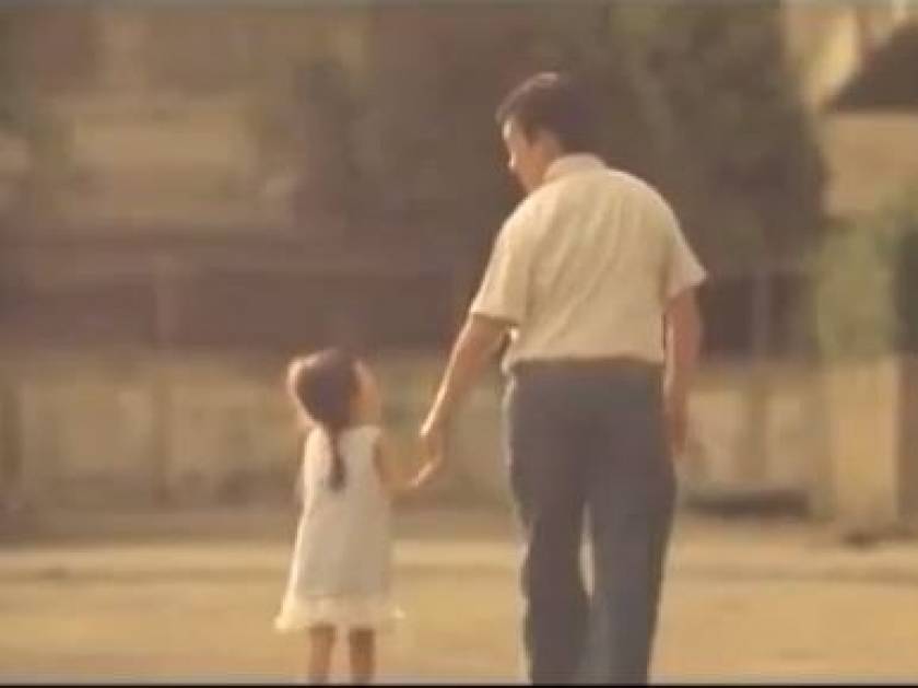 Βίντεο: Χρόνια πολλά μπαμπά!