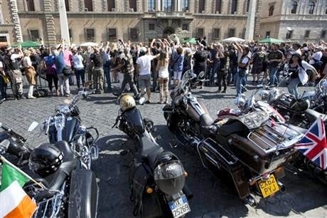 Ο Πάπας ευλόγησε τις Harley (photos)!