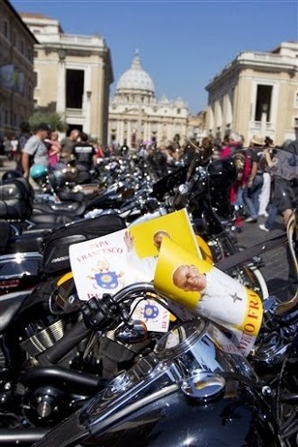 Ο Πάπας ευλόγησε τις Harley (photos)!