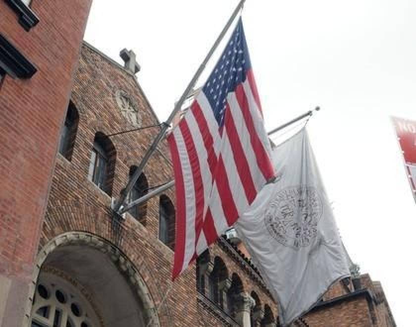 Κατέβασαν ξανά την ελληνική σημαία από τον Καθεδρικό Νέας Υόρκης