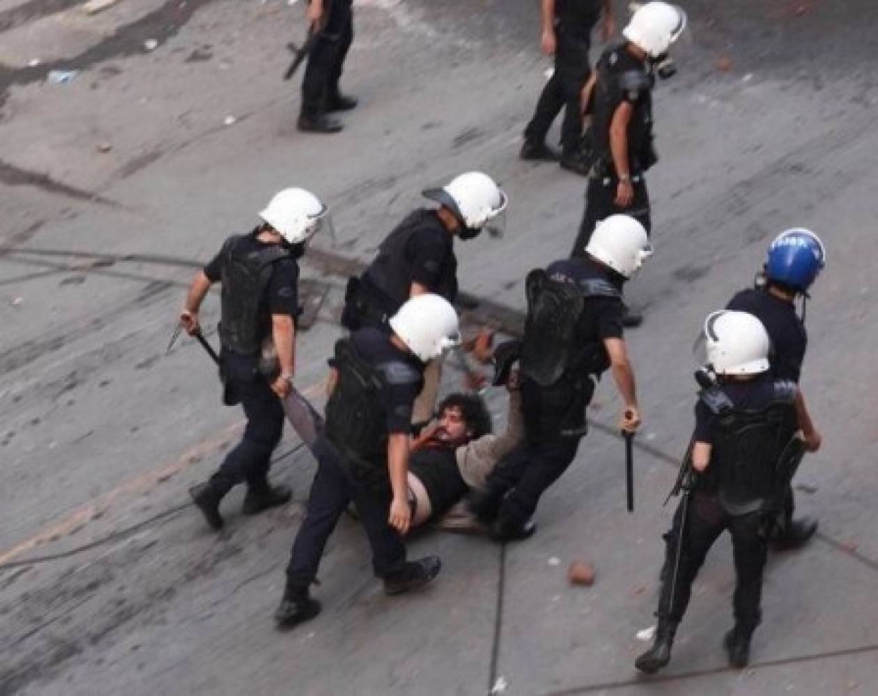 Βίντεο-σοκ: Αστυνομικοί ξυλοφορτώνουν Τούρκο δημοσιογράφο