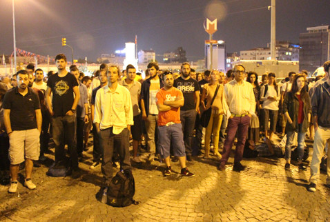 Τουρκία: Σιωπηλός και ακίνητος στην πλατεία Ταξίμ