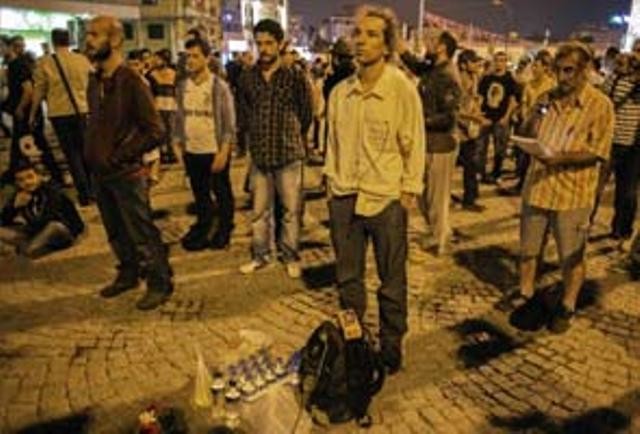 Τουρκία: Σιωπηλός και ακίνητος στην πλατεία Ταξίμ