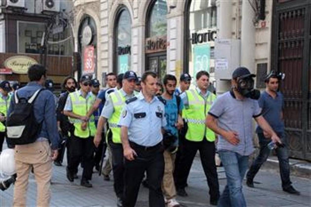 Έφοδοι και συλλήψεις στις μεγάλες πόλεις της Τουρκίας