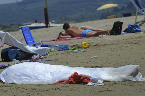 Σοκ: Φιλιά και... ρακέτες στην παραλία δίπλα σε άψυχο κορμί λουόμενης