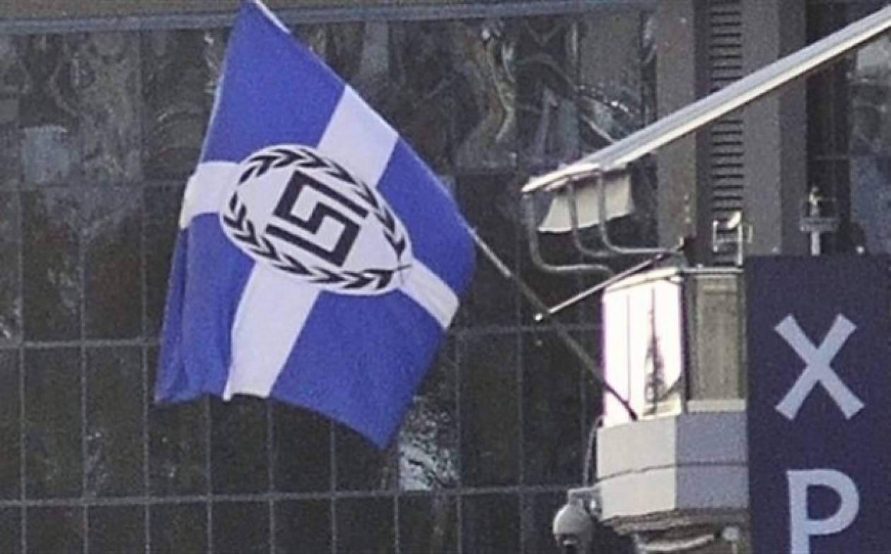Παραποίησε ελληνική σημαία η Χρυσή Αυγή στα νέα της γραφεία