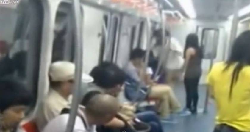 Βίντεο-ΣΟΚ: Tην έδειραν για μια θέση στο μετρό