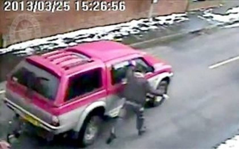 Βίντεο-σοκ: Κρεμάστηκε από το αυτοκίνητο για να σταματήσει τον κλέφτη