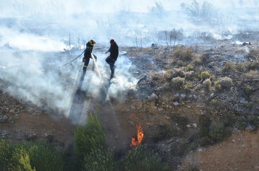 Σε ύφεση η φωτιά στους Θρακομακεδόνες (pics) 