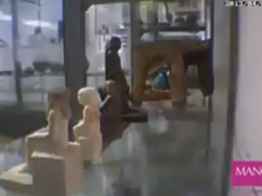Ανατριχιαστικό βίντεο: Άγαλμα της εποχής Φαραώ κινείται μόνο του!