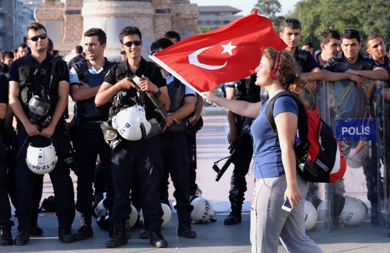Τουρκία: Ξανά δακρυγόνα και αντλίες νερού κατά των διαδηλωτών