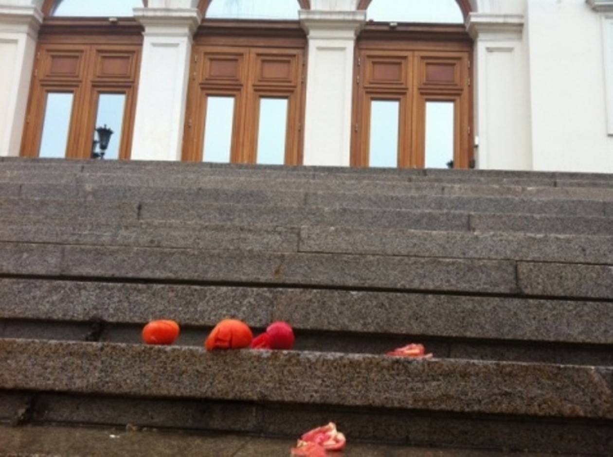 Βουλγαρία: Διαδηλωτές πέταξαν ντομάτες στη βουλή