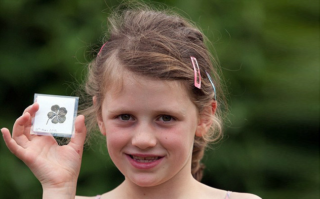 Απίστευτη τύχη για μια 7χρονη: Βρήκε ένα σπάνιο 5φυλλο τριφύλλι