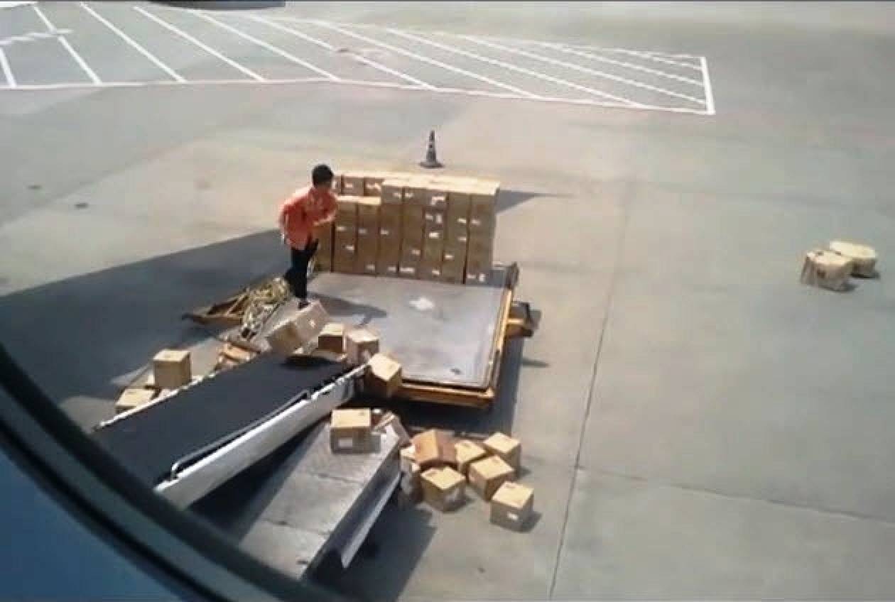 Απίστευτο βίντεο: Δείτε πως μεταφέρει τα εμπορεύματα στο αεροσκάφος!