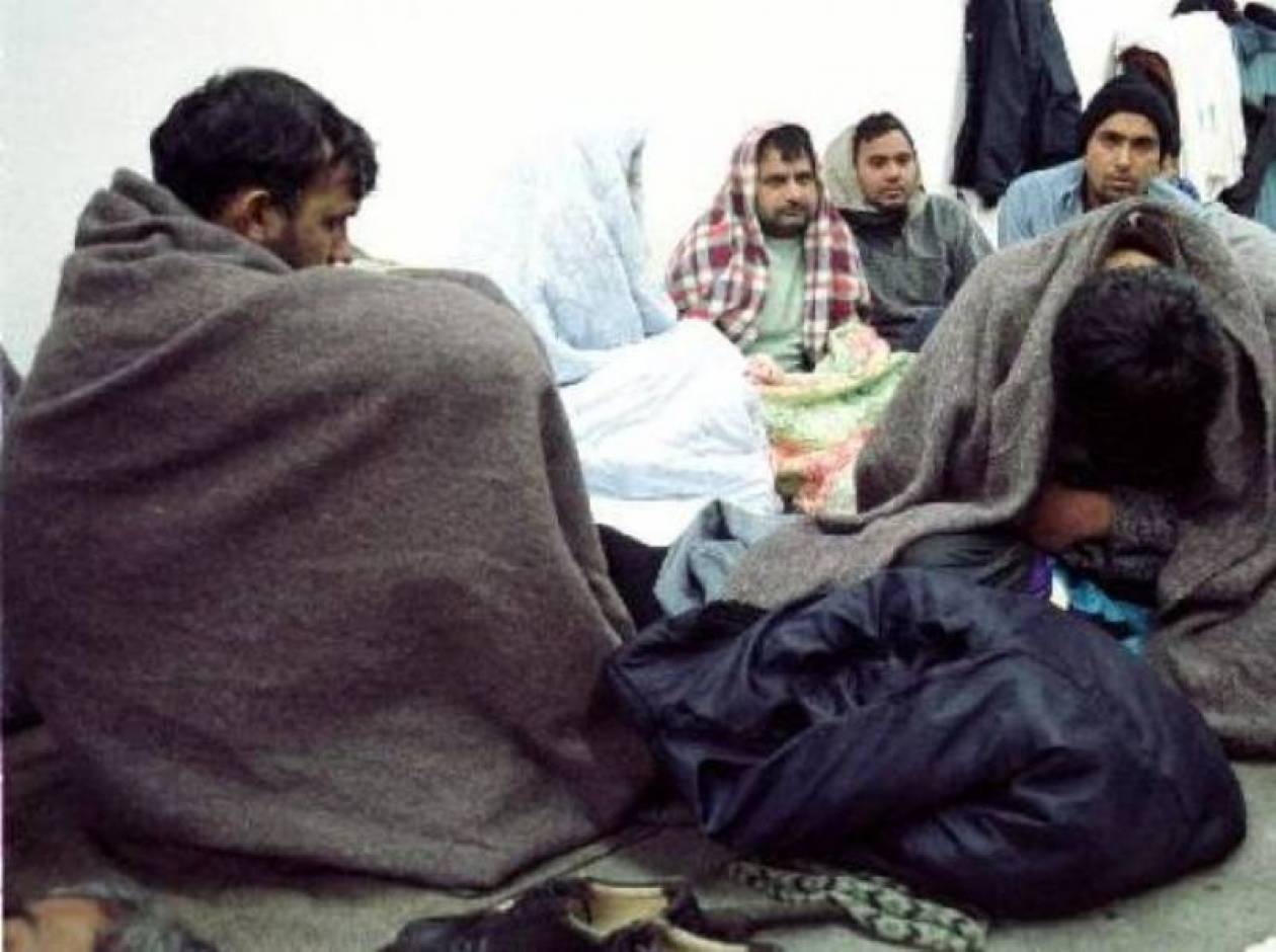 Στοίβαξαν 14 μετανάστες μέσα σε μία καρότσα