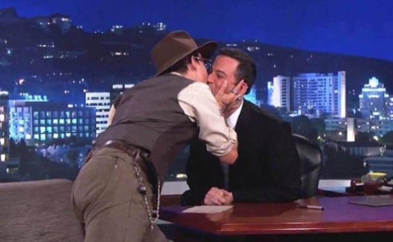 Βίντεο: O Johnny Depp φίλησε στο στόμα διάσημο παρουσιαστή!
