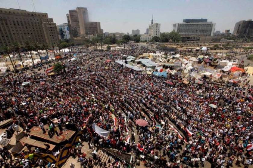 Αίγυπτος: Κρίσιμες οι επόμενες ώρες - Διαδηλωτές στην πλατεία Ταχρίρ