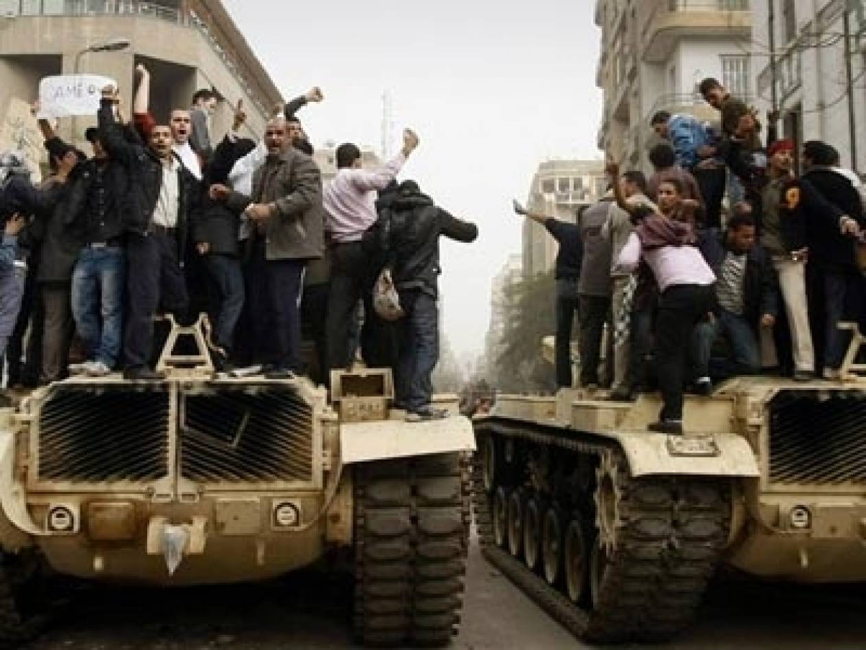 Aίγυπτος: Τανκς στους δρόμους του Καϊρου