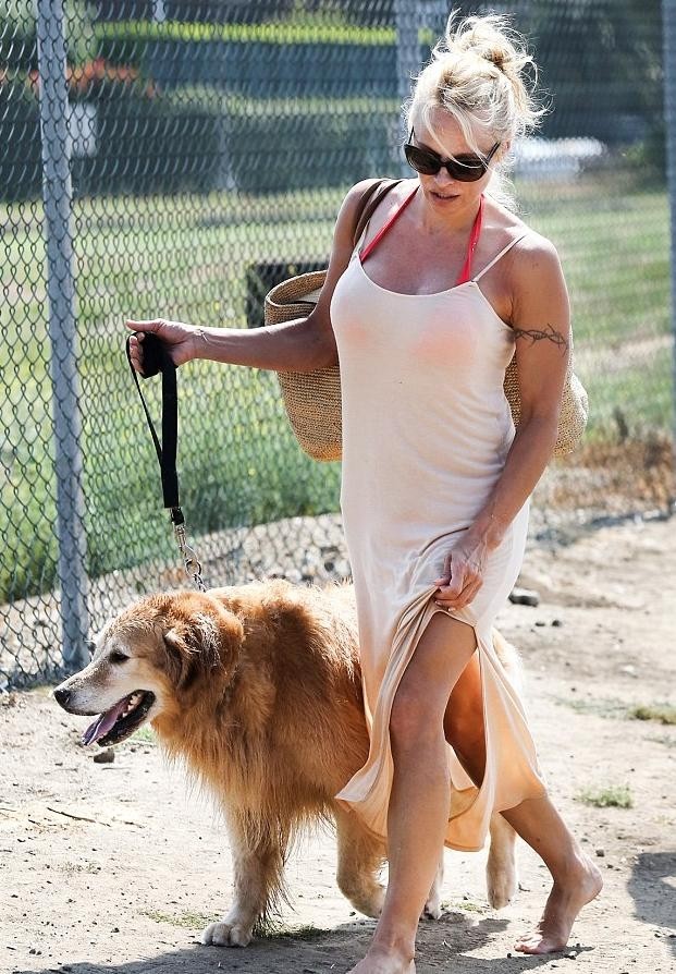 H Pamela και το σκυλί της (photos)!