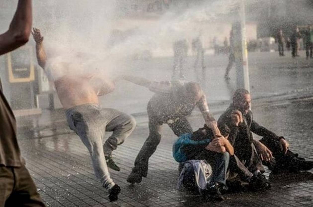 Τουρκία: Με δακρυγόνα και αντλίες νερού απώθησαν τους διαδηλωτές