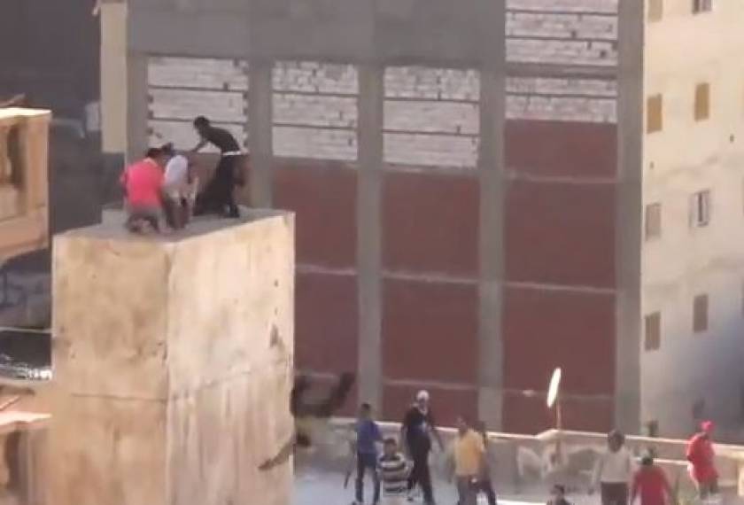 Βίντεο που σοκάρει: Ένοπλοι Αιγύπτιοι πετούν διαδηλωτές στο κενό!