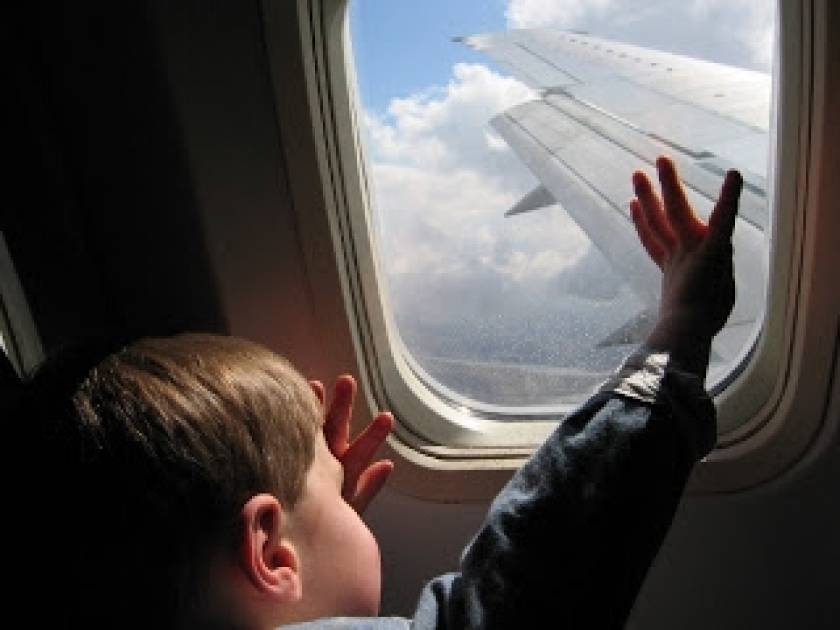 Γιατί τα παράθυρα στα αεροπλάνα έχουν οβάλ σχήμα;