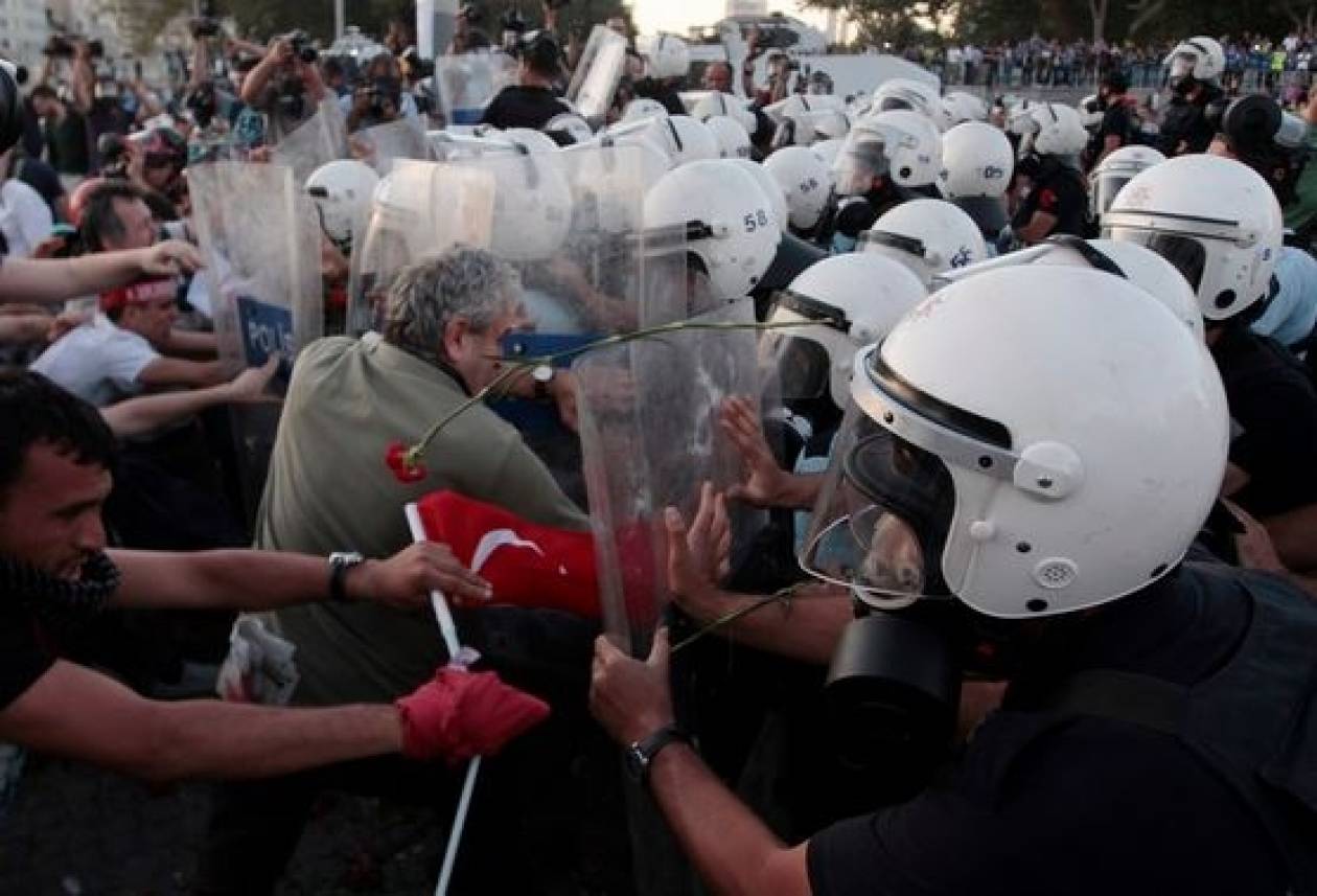 Η αστυνομία απώθησε από την πλατεία Ταξίμ διαδηλωτές