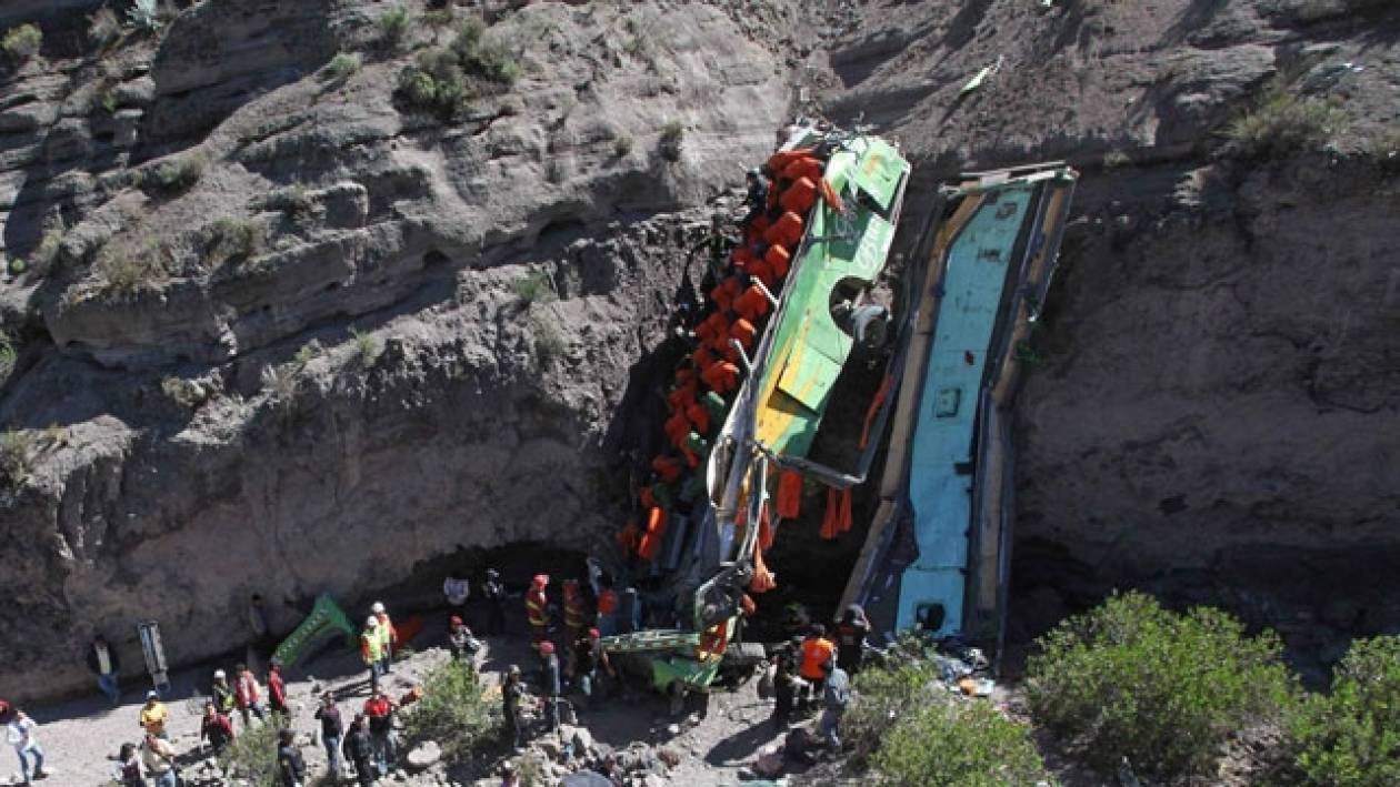 Πολύνεκρη τραγωδία στο Περού - Λεωφορείο έπεσε σε χαράδρα 200 μέτρων!
